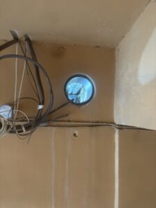 Алмазное бурение отверстия в кирпиче с установкой гильзы